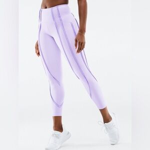 High-Waisted Ultraluxe Contour 7/8
Sz XL. Color: Frosted Lilac/Wild Wisteria